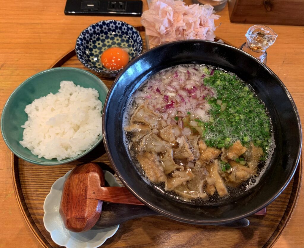 かすうどんと卵かけご飯の写真