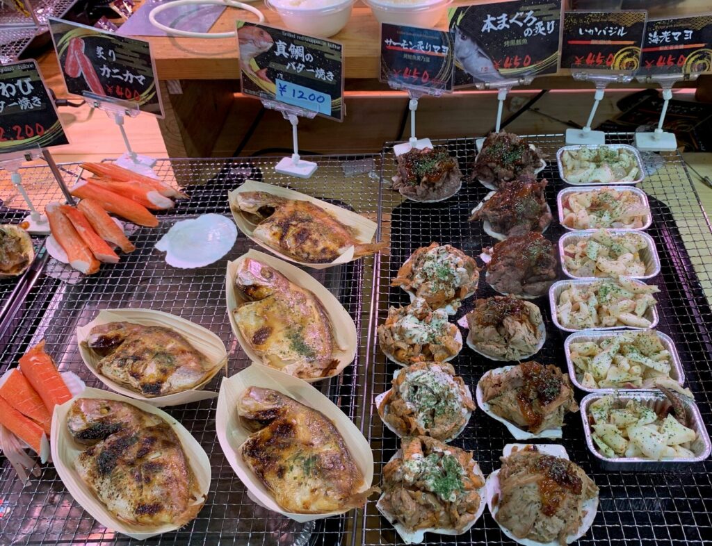 焼き物がずらりと並んでいる写真